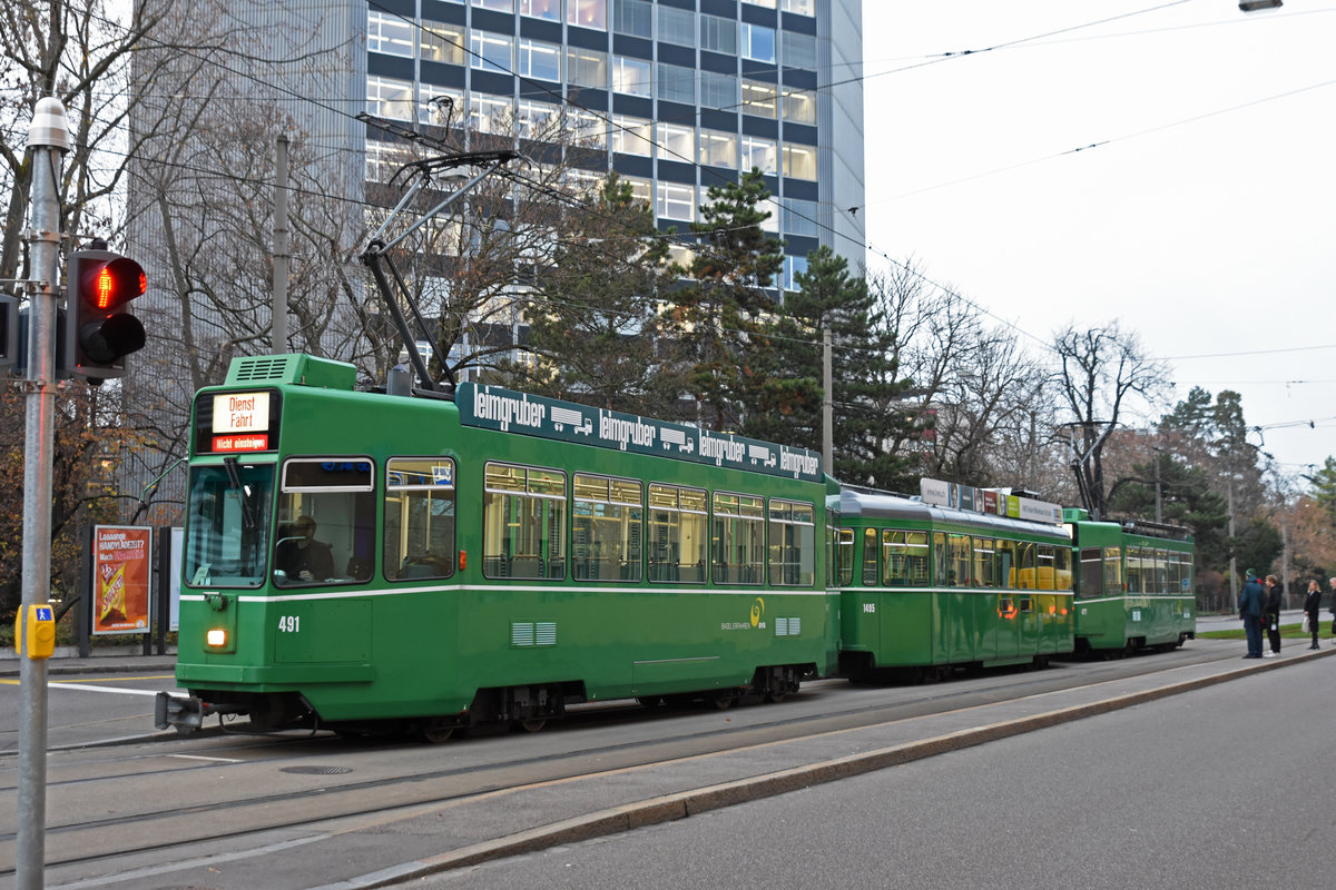 Doppeltraktion, mit dem Be 4/4 491, dem B4S 1495 und dem Be 4/4 477 steht als Dienstfahrt an der Haltestelle Grosspeterstrasse. Die Aufnahme stammt vom 05.12.2018.
