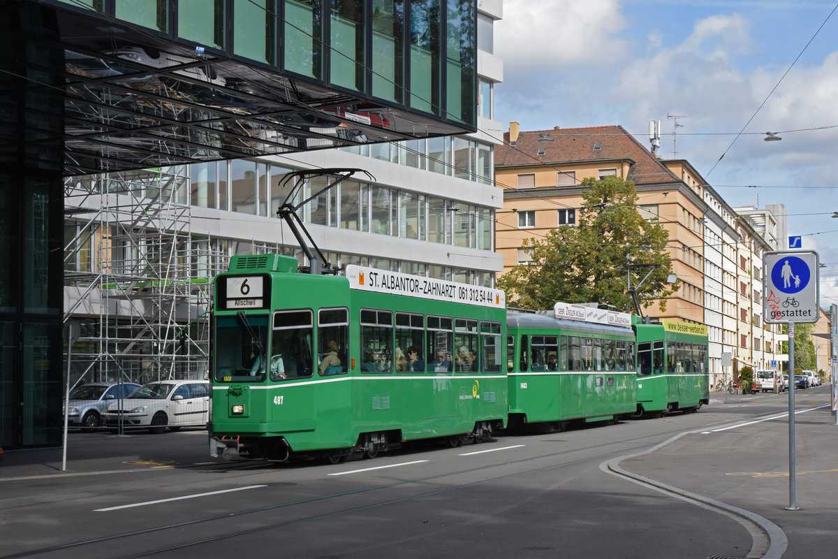 Doppeltraktion, mit dem Be 4/4 487, dem B4S 1463 und dem Be 4/4 488, auf der Linie 6, verlässt die Haltestelle Gewerbeschule Richtung Messeplatz. Die Aufnahme stammt vom 30.09.2019.