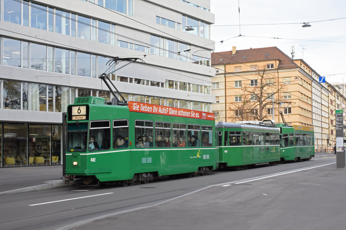 Doppeltraktion, mit dem Be 4/4 482, dem B4S 1492 und dem Be 4/4 493, auf der Linie 6, bedient die Haltestelle Gewerbeschule. Die Aufnahme stammt vom 16.12.2019.
