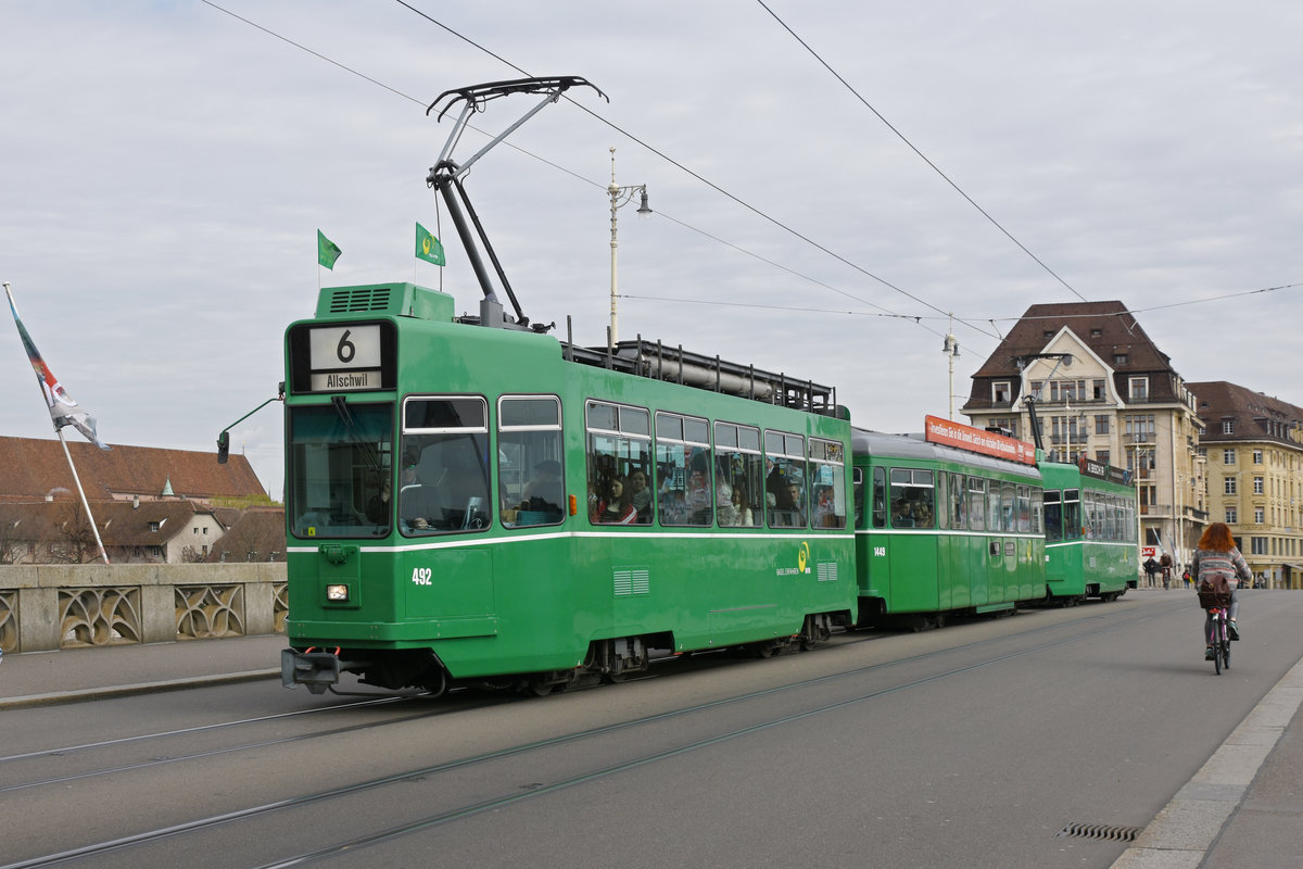 Doppeltraktion, mit dem Be 4/4 492, dem B4S 1449 und dem Be 4/4 481, auf der Linie 6, überquert die Mittlere Rheinbrücke. Die Aufnahme stammt vom 14.03.2020.