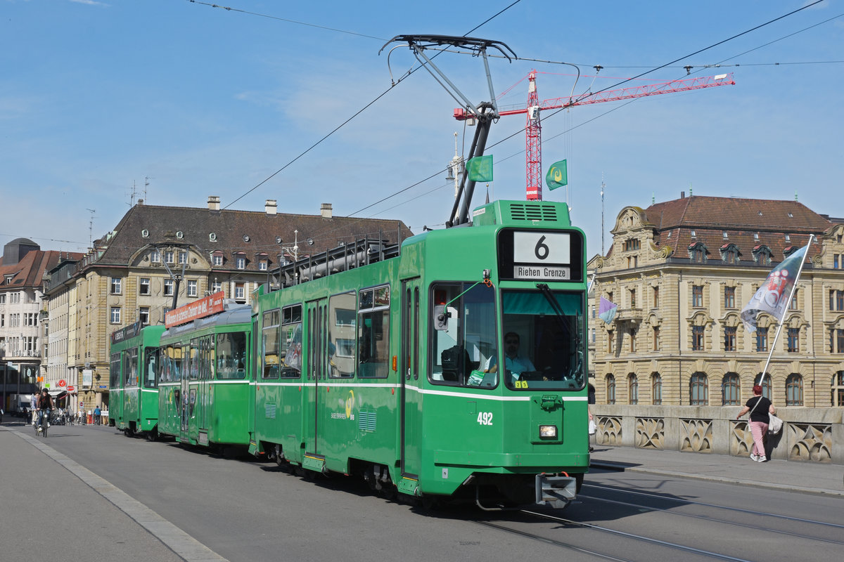 Doppeltraktion, mit dem Be 4/4 492, dem B4S 1449 und dem Be 4/4 481, auf der Linie 6, überquert die Mittlere Rheinbrücke. Die Aufnahme stammt vom 12.06.2020.