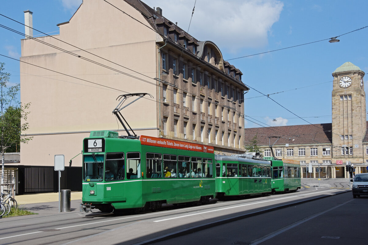 Doppeltraktion, mit dem Be 4/4 500, dem B4S 1486 und dem Be 4/4 502, auf der Linie 6, fährt zur Haltestelle Gewerbeschule. Die Aufnahme stammt vom 01.09.2021.