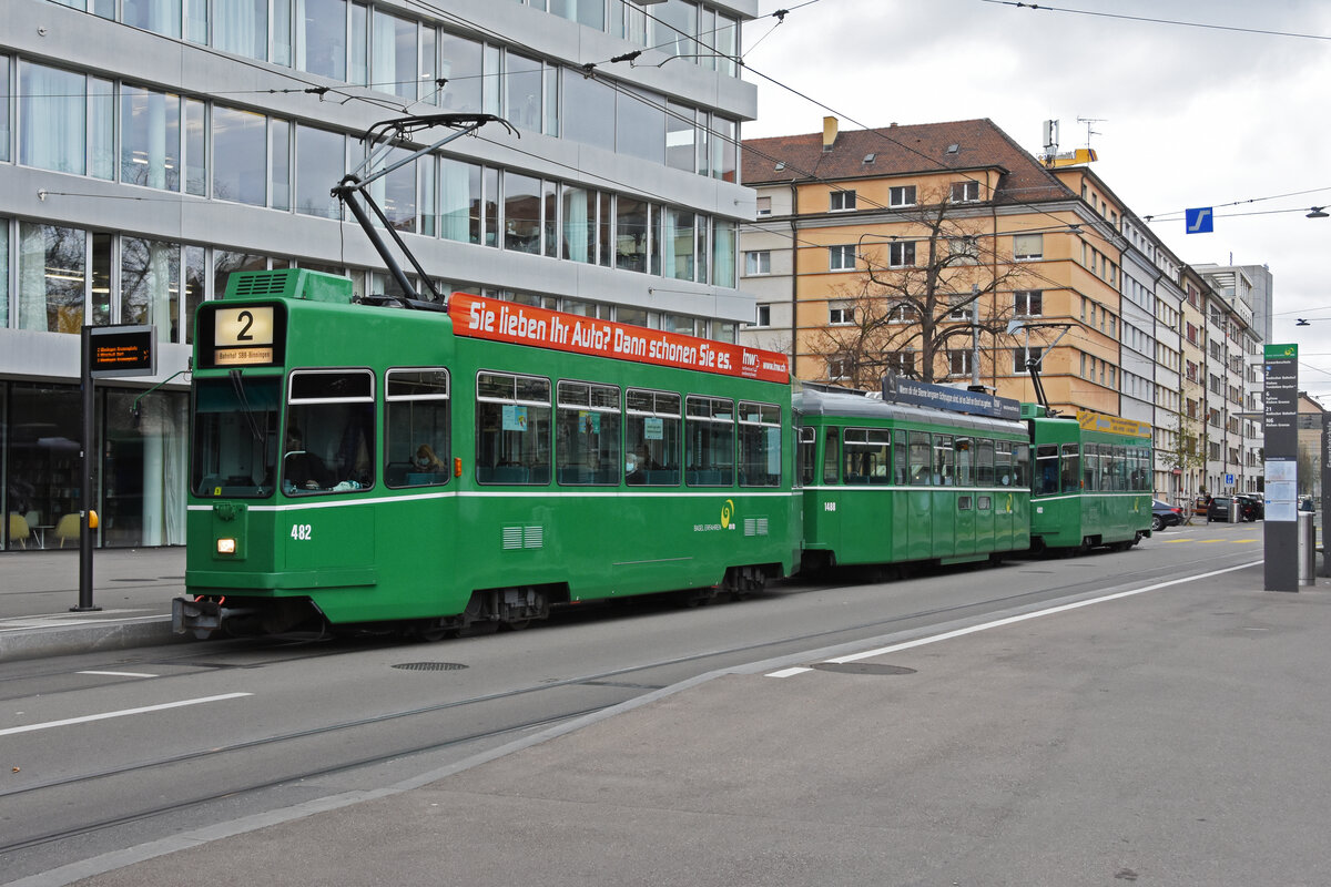 Doppeltraktion, mit dem Be 4/4 482, dem B4S 1488 und dem Be 4/4 493, auf der Linie 2, wartet an der Haltestelle Gewerbeschule. Die Aufnahme stammt vom 17.11.2021.