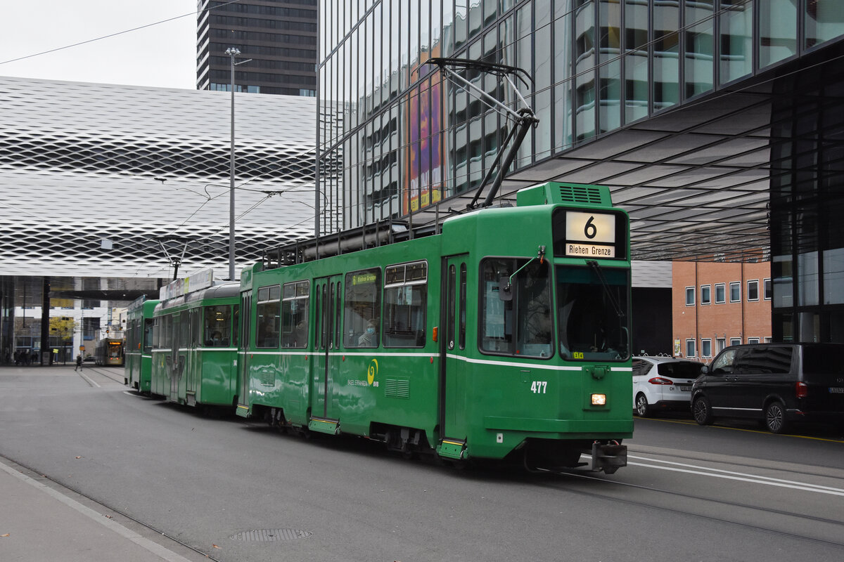 Doppeltraktion, mit dem Be 4/4 477, dem B4S 1495 und dem Be 4/4 491, auf der Linie 6, fährt zur Haltestelle Gewerbeschule. Die Aufnahme stammt vom 17.11.2021.