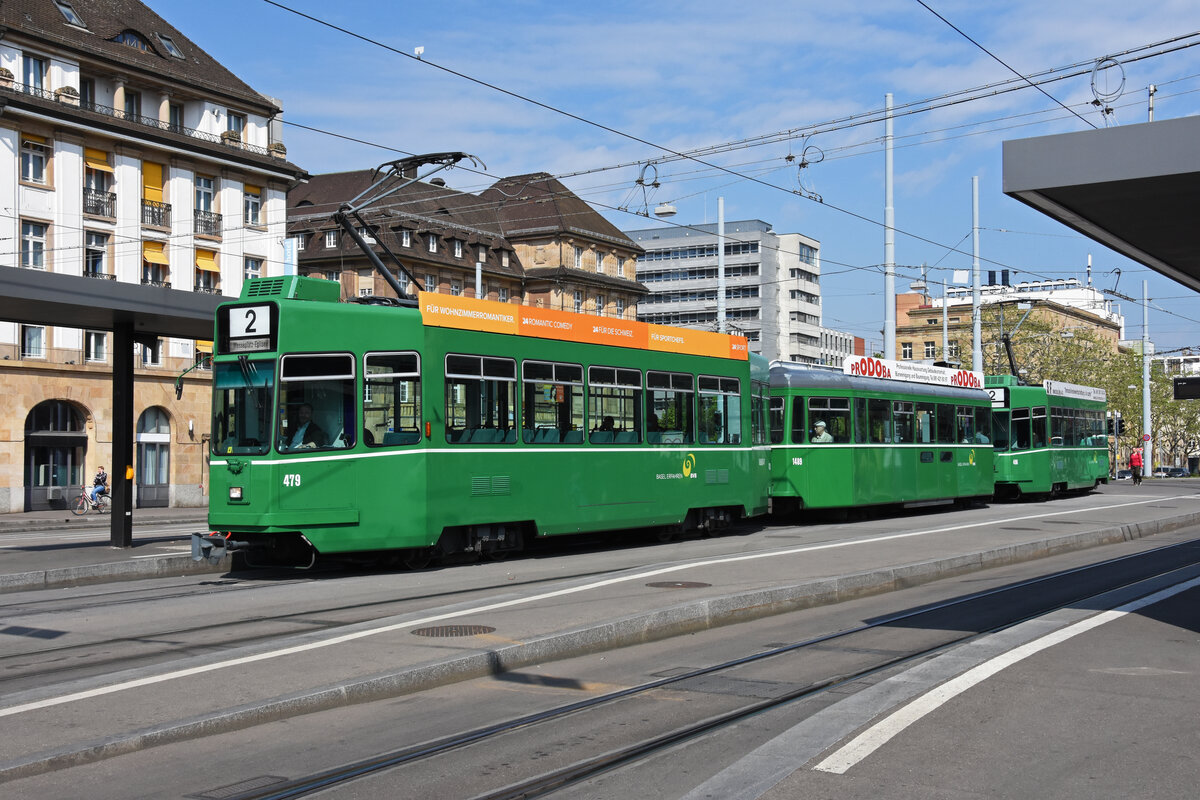 Doppeltraktion, mit dem Be 4/4 479, dem B4S 1489 und dem Be 4/4 496, auf der Linie 2, bedient die Haltestelle badischer Bahnhof. Die Aufnahme stammt vom 03.05.2022.