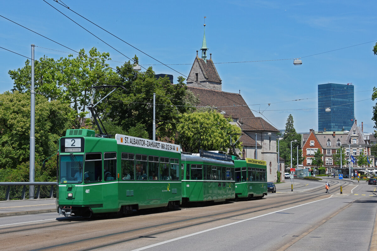 Doppeltraktion, mit dem Be 4/4 487, dem B4S 1488 und dem Be 4/4 488, auf der Linie 2, überquert die Wettsteinbrücke. Die Aufnahme stammt vom 06.07.2022.