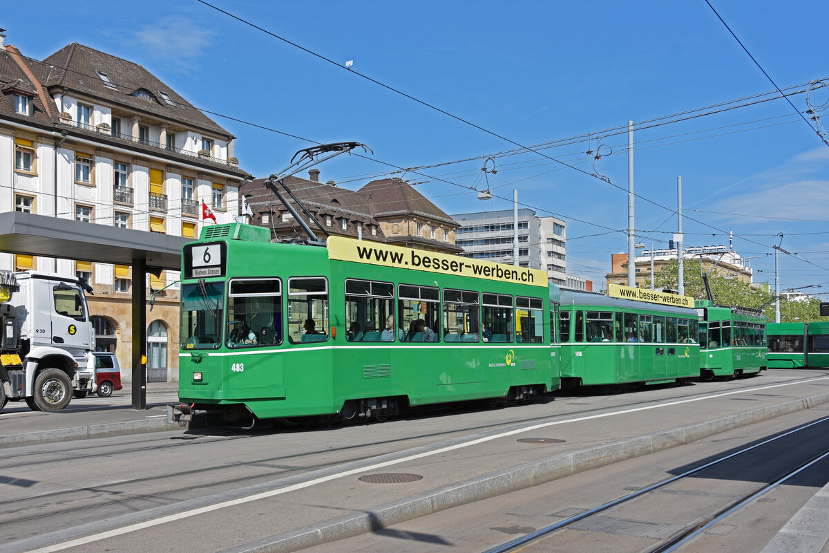 Doppeltraktion, mit dem Be 4/4 483, dem B4S 1456 und dem Be 4/4 484, auf der Linie 6, bedient die Haltestelle am badischen Bahnhof. Die Aufnahme stammt vom 20.05.2022.