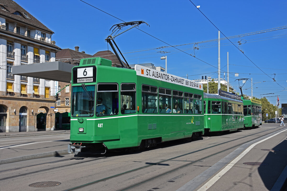 Doppeltraktion, mit dem Be 4/4 487, dem B4S 1488 und dem Be 4/4 488, auf der Linie 6, bedient die Haltestelle am badischen Bahnhof. Die Aufnahme stammt vom 25.08.2022.