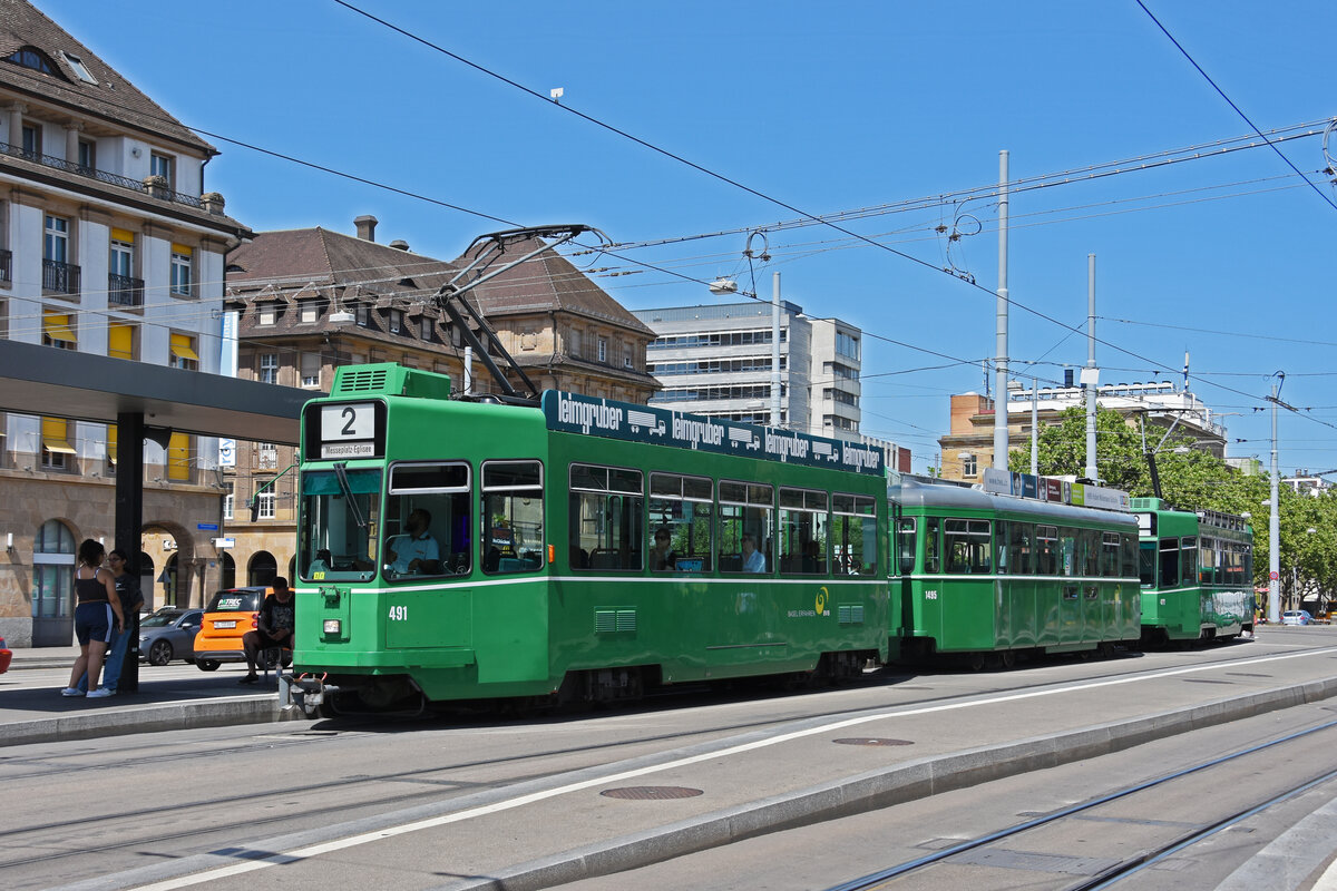 Doppeltraktion, mit dem Be 4/4 491, dem B4S 1495 und dem Be 4/4 477, auf der Linie 2, bedient die Haltestelle am badischen Bahnhof. Die Aufnahme stammt vom 23.06.2022.