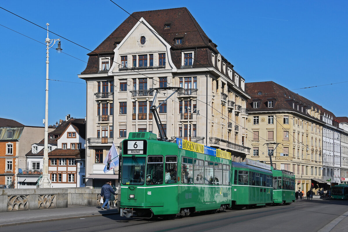 Doppeltraktion, mit dem Be 4/4 486, dem B4S 1501 und dem Be 4/4 488, auf der Linie 6, überquert am 09.02.2023 die Mittlere Rheinbrücke.