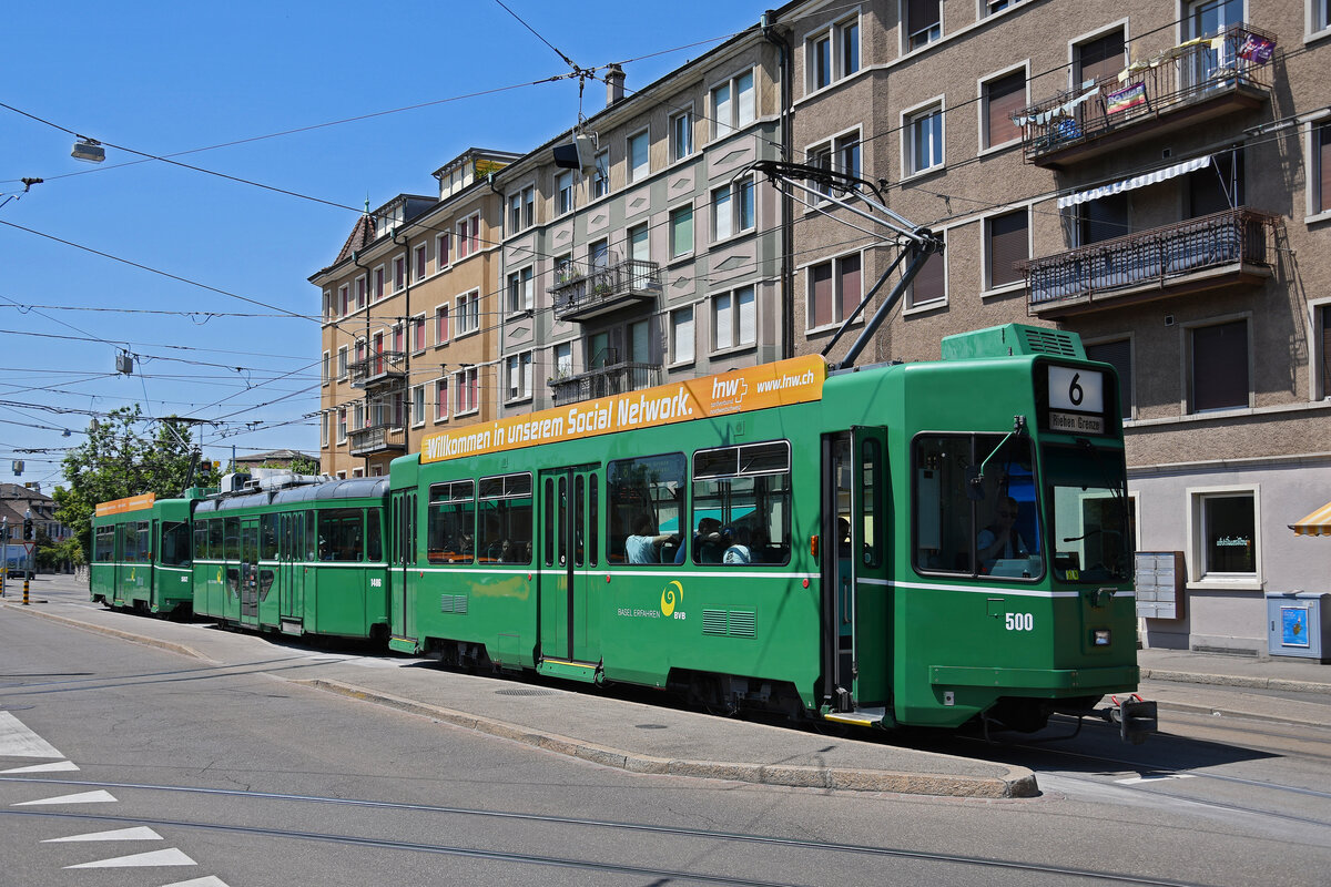 Doppeltraktion, mit dem Be 4/4 500, dem B4S 1486 und dem Be 4/4 502, auf der Linie 6, bedient am 14.06.2023 die Haltestelle Morgartenring.