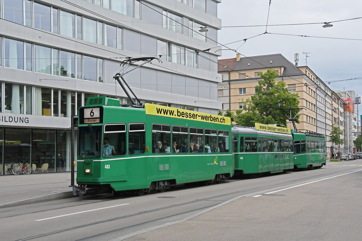 Doppeltraktion, mit dem Be 4/4 483, dem B4S 1456 und dem Be 4/4 484, auf der Linie 6, bedient am 27.05.2024 die Haltestelle Gewerbeschule.