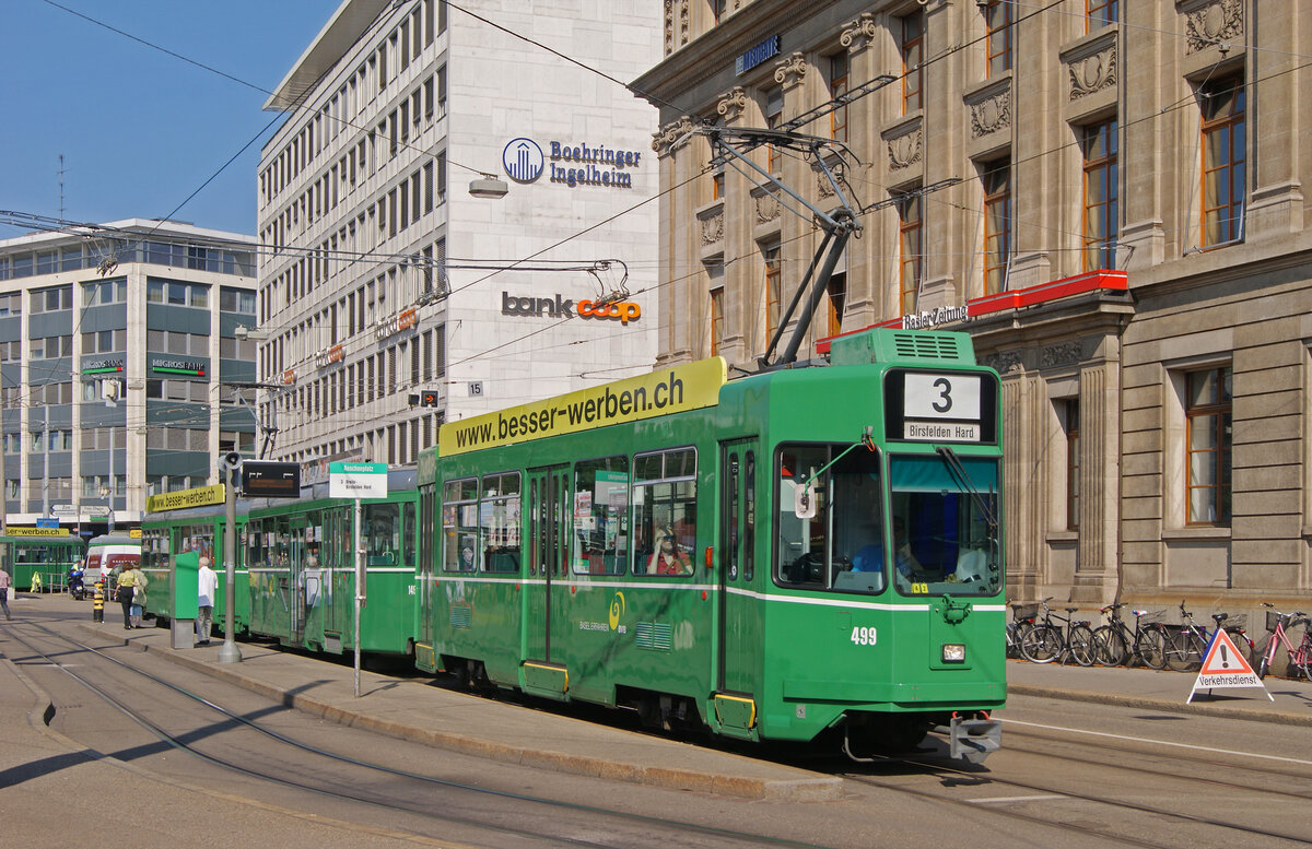Doppeltraktion, mit dem Be 4/4 499, dem B4S 1493 und dem Be 4/4 467, auf der Linie 3, bedient am 05.07.2013 die Haltestelle am Aeschenplatz. Aufnahme Basel.