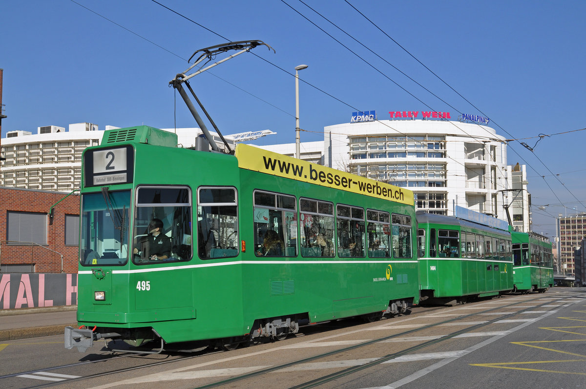 Doppeltraktion, mit dem Be 4/4 495, dem B4S 1464 und dem Be 4/4 501, auf der Linie 2, fahren zur Haltestelle IWB. Die Aufnahme stammt vom 30.11.2016.