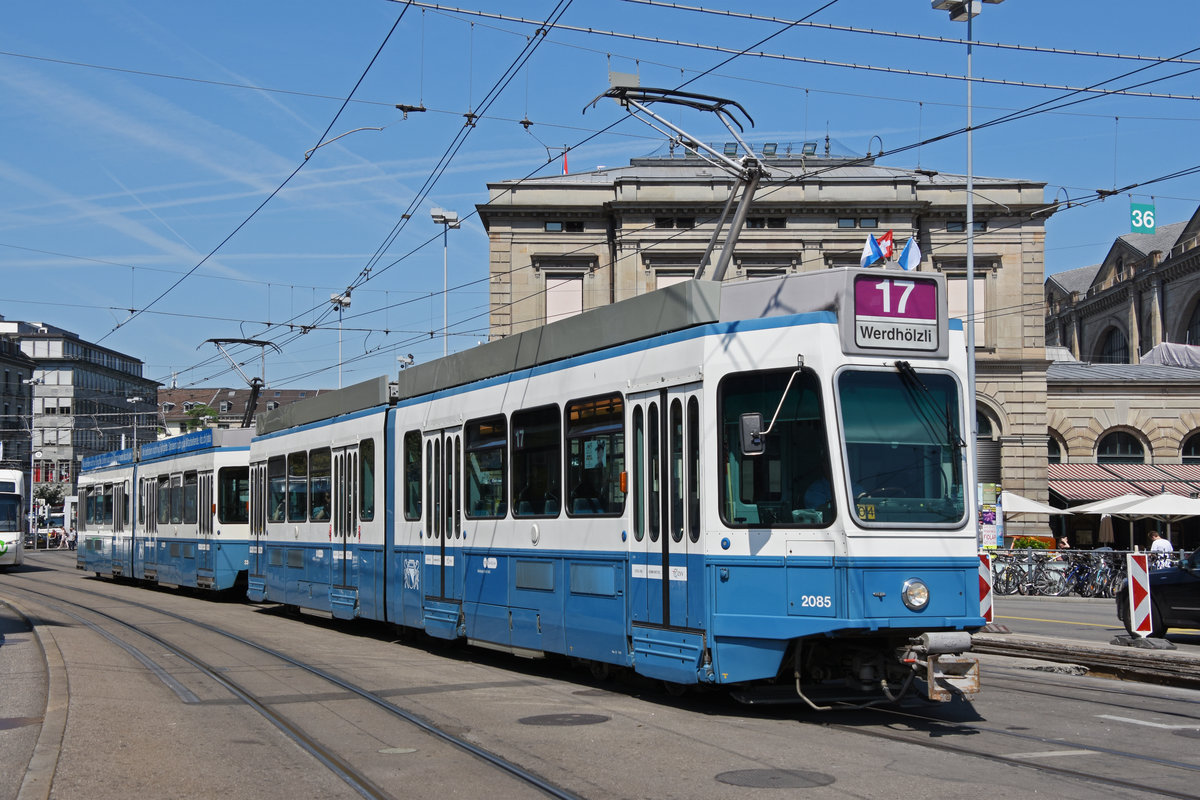 Doppeltraktion, mit dem Be 4/6 2085 und der blinden Kuh 2314, auf der Linie 17, fährt zur Haltestelle beim Bahnhof Zürich. Die Aufnahme stammt vom 05.07.2019. 