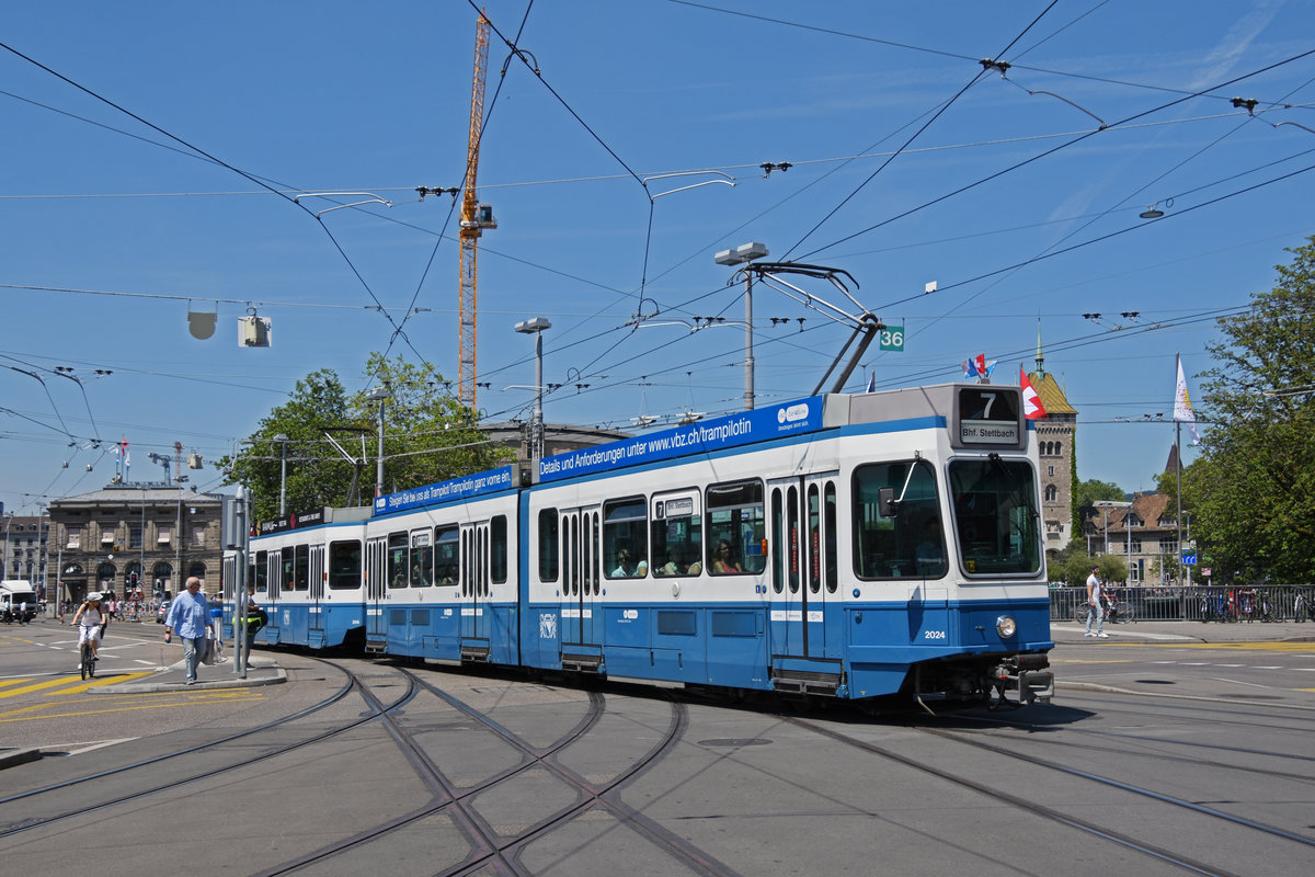 Doppeltraktion, mit dem Be 4/6 2024 und dem Be 2/4 Pony 2414, auf der Linie 7, fährt bei der Haltestelle Central ein. Die Aufnahme stammt vom 05.07.2019.