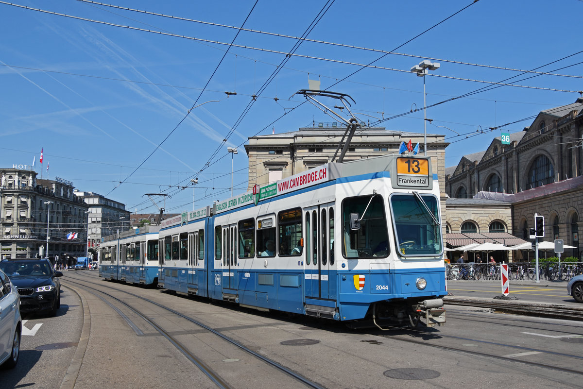 Doppeltraktion, mit dem Be 4/6 2044 und der blinden Kuh 2311, auf der Linie 13, fährt zur Haltestelle beim Bahnhof Zürich. Die Aufnahme stammt vom 05.07.2019.