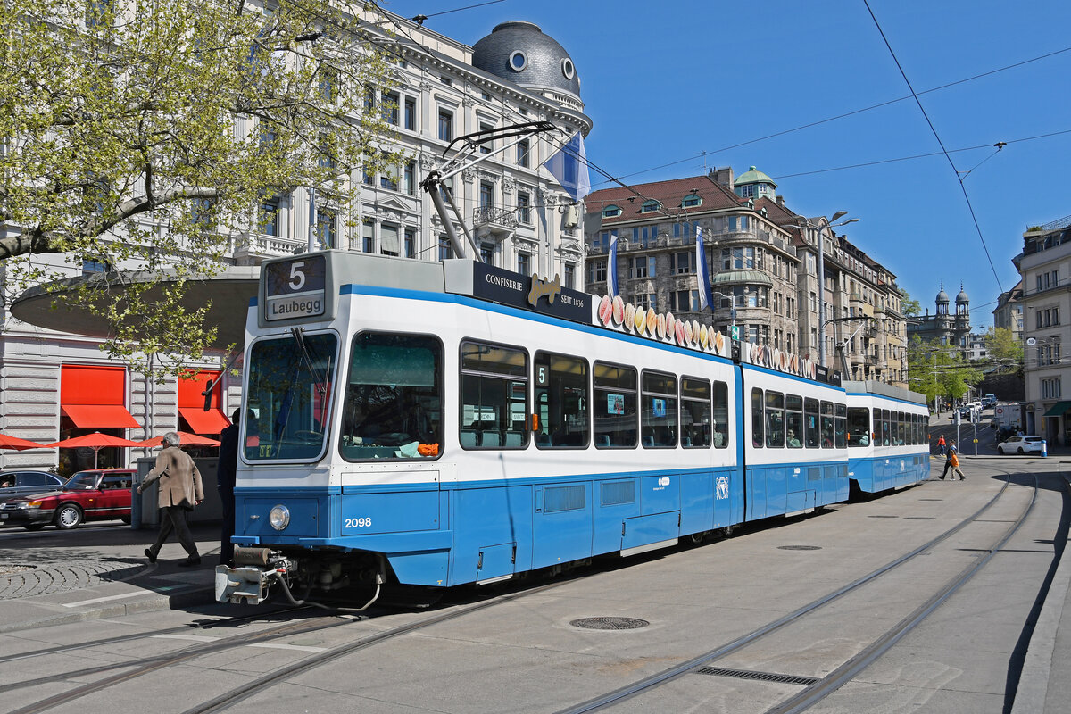 Doppeltraktion, mit dem Be 4/6 2098 und dem Be 2/4 2420, auf der Linie 5, bedient am 12.04.2024 die Haltestelle Bellevue.