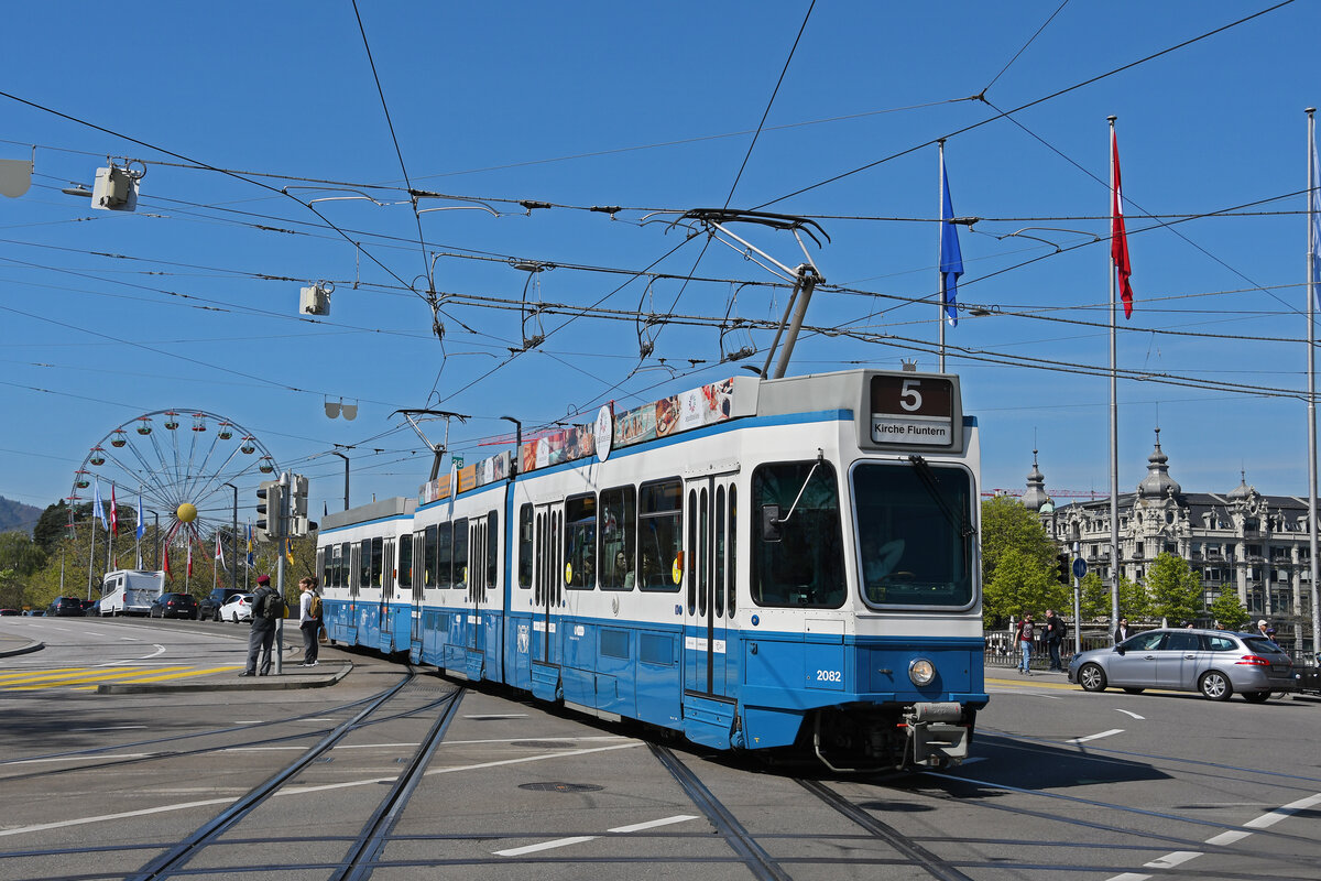 Doppeltraktion, mit dem Be 4/6 2082 und dem Be 2/4 2417, auf der Linie 5, fährt am 12.04.2024 bei der Haltestelle Bellevue ein.