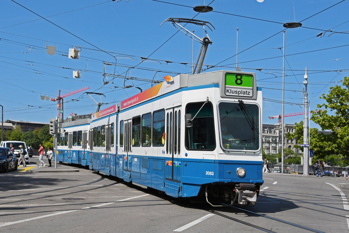 Doppeltraktion, mit dem Be 4/6 2083 und dem Be 2/4 2401, auf der Linie 8, fährt am 22.08.2024 bei der Haltestelle Bellevue ein. Aufnahme Zürich.