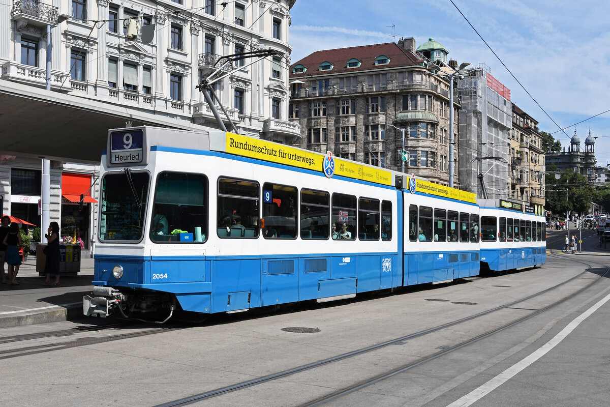 Doppeltraktion, mit dem Be 4/6 2054 und dem Be 2/4 2406, auf der Linie 9, bedient am 22.08.2024 die Haltestelle Bellevue. Aufnahme Zürich.