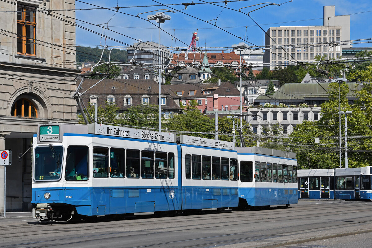 Doppeltraktion, mit dem Be 4/6 2068 und dem Be 2/4 2417, auf der Linie 3, fährt am 22.08.2024 zur Haltestelle beim Bahnhofplatz in Zürich.