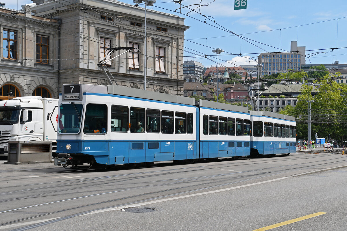Doppeltraktion, mit dem Be 4/6 2072 und dem Be 2/4 2420, auf der Linie 7, f�hrt am 11.07.2025 zur Haltestelle beim Bahnhofplatz in Z�rich.
