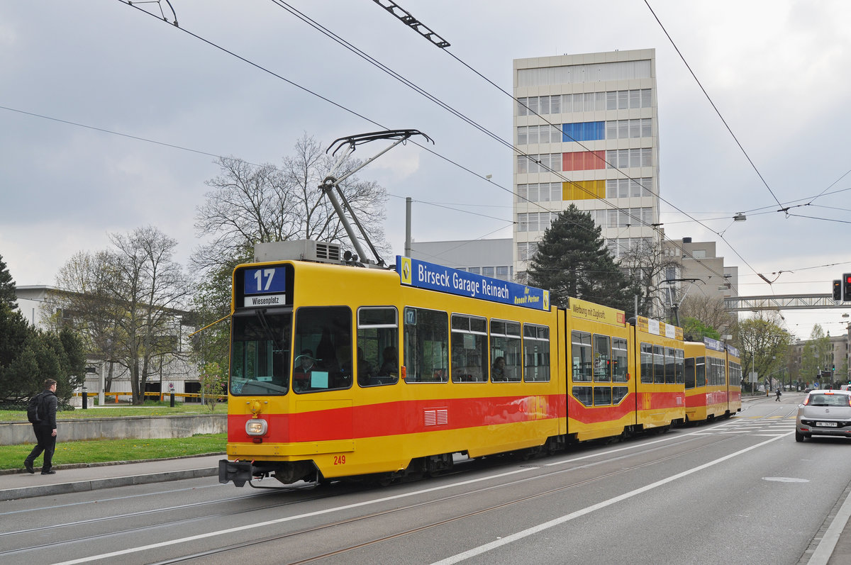Doppeltraktion, mit dem Be 4/8 249 und dem Be 4/6 228, auf der Linie 17, fahren zur Endstation am Wiesenplatz. Die Aufnahme stammt vom 03.04.2017.