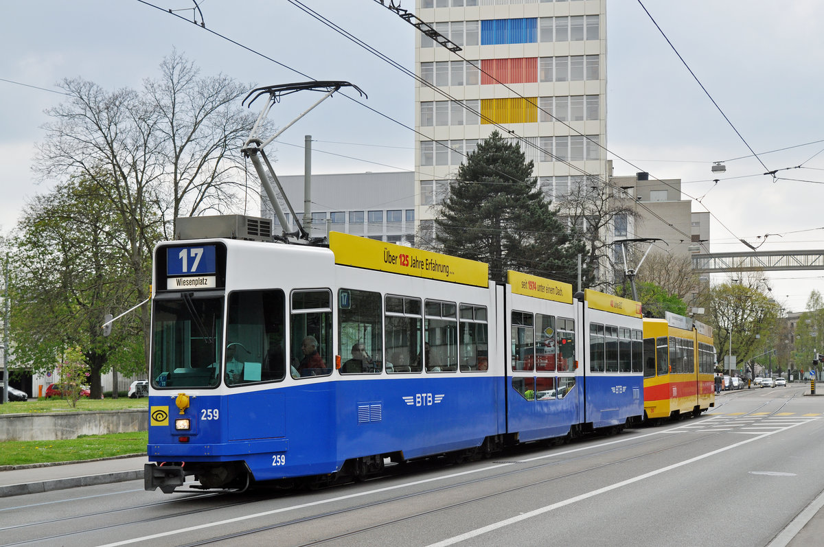 Doppeltraktion, mit dem Be 4/8 259 im BTB Look und dem Be 4/6 260, auf der Linie 17, fährt zur Endstation am Wiesenplatz. Die Aufnahme stammt vom 03.04.2017.