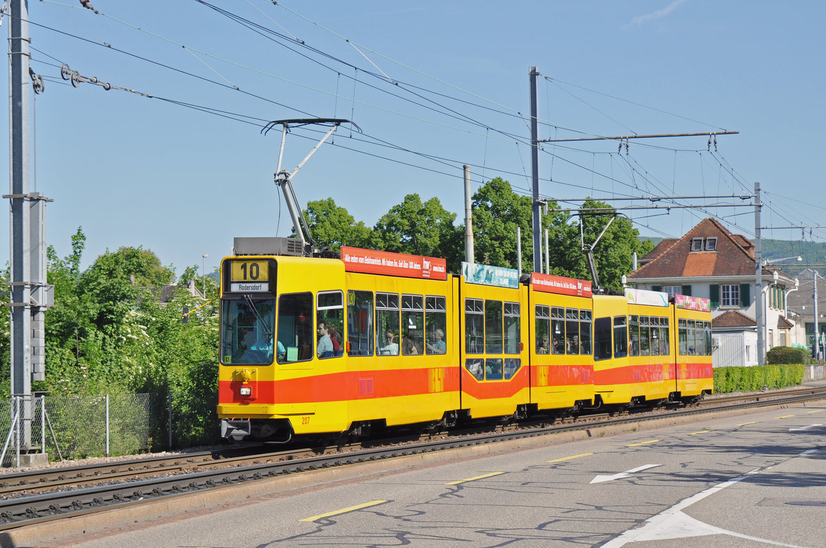 Doppeltraktion, mit dem Be 4/8 207 und dem Be 4/6 247, auf der Linie 10, fahren zur Haltestelle Münchensteinerstrasse. Die Aufnahme stammt vom 17.05.2017.