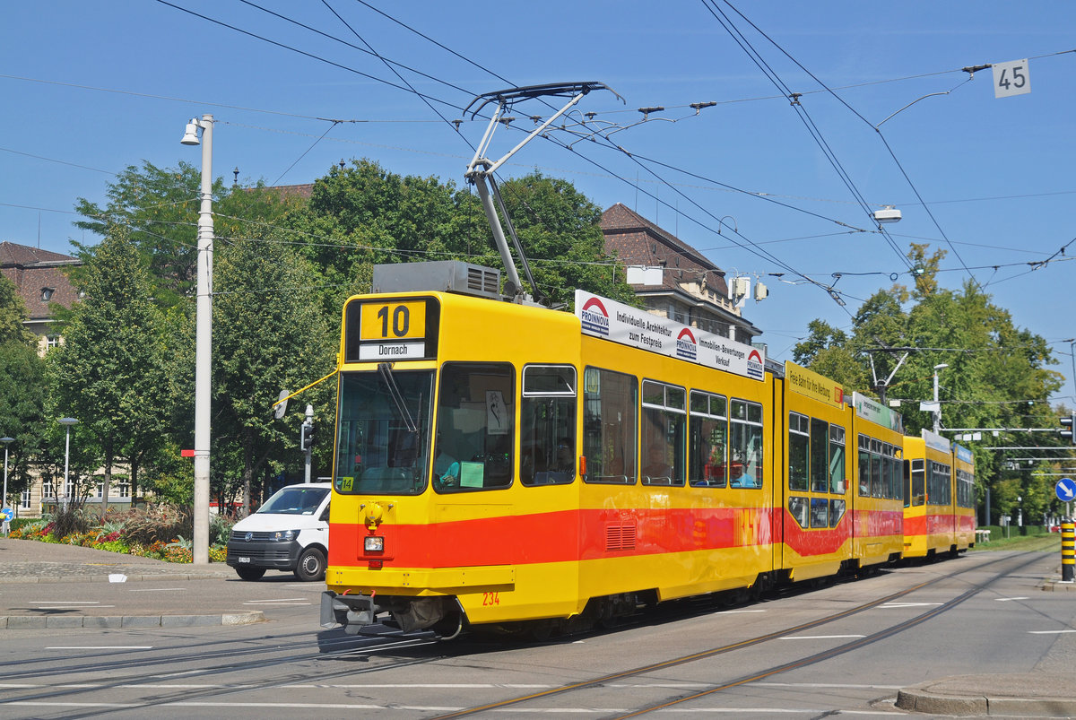 Doppeltraktion, mit dem Be 4/8 234 und dem Be 4/6 205, auf der Linie 10, fahren zur Haltestelle am Bahnhof SBB. Die Aufnahme stammt vom 29.08.2017.