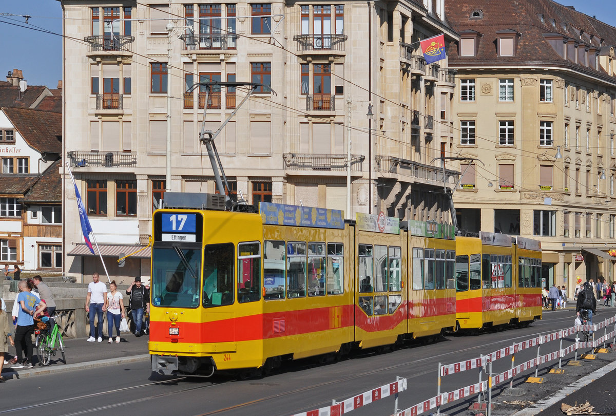 Doppeltraktion, mit dem Be 4/8 244 und dem Be 4/6 213, auf der Linie 17, überquert die Mittlere Rheinbrücke. Die Aufnahme stammt vom 14.10.2017.
