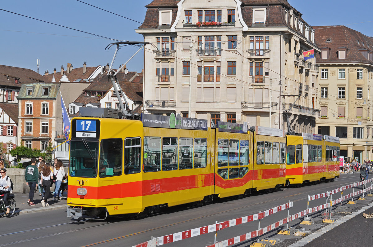 Doppeltraktion, mit dem Be 4/8 240 und dem Be 4/6 229, auf der Linie 17, überquert die Mittlere Rheinbrücke. Die Aufnahme stammt vom 14.10.2017.