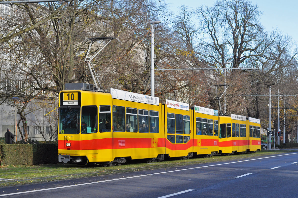 Doppeltraktion, mit dem Be 4/8 219 und dem Be 4/6 230, auf der Linie 10, fahren zur Haltestelle am Bahnhof SBB. Die Aufnahme stammt vom 01.12.2017.