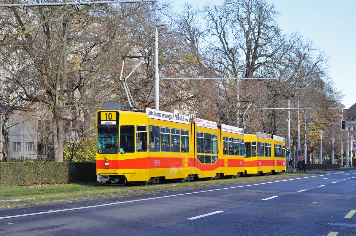 Doppeltraktion, mit dem Be 4/8 210 und dem Be 4/6 227, auf der Linie 10, fahren zur Haltestelle am Bahnhof SBB. Die Aufnahme stammt vom 01.12.2017.