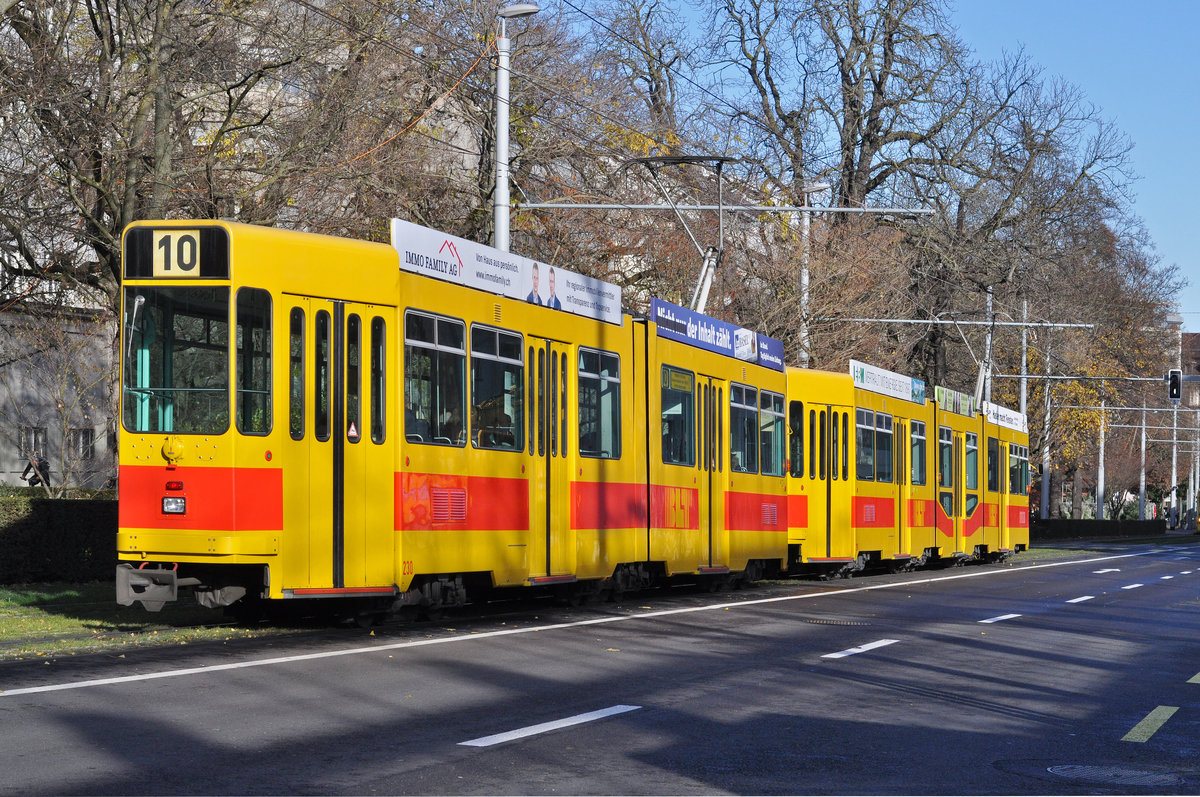 Doppeltraktion, mit dem Be 4/8 219 und dem Be 4/6 230, auf der Linie 10, fahren zur Haltestelle Aeschenplatz. Die Aufnahme stammt vom 01.12.2017.