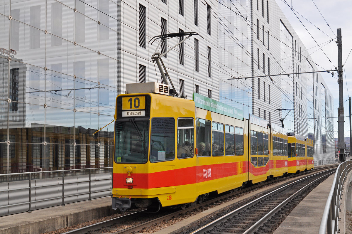 Doppeltraktion, mit dem Be 4/8 218 und dem Be 4/6 226, auf der Linie 10, fährt zur Haltestelle Peter Merian. Die Aufnahme stammt vom 01.01.2018.