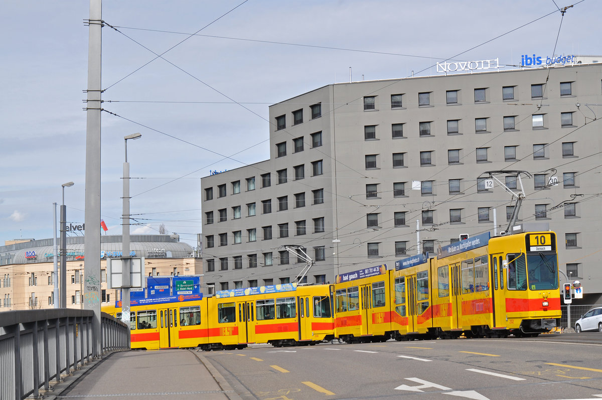 Doppeltraktion, mit dem Be 4/8 202 und dem Be 4/6 208, auf der Linie 10, überqueren die Münchensteinerbrücke. Die Aufnahme stammt vom 08.03.2018.