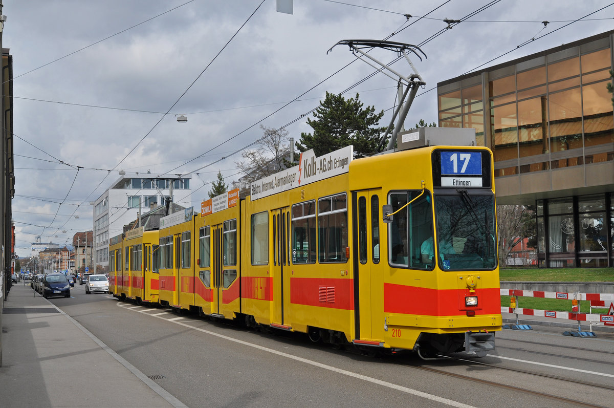 Doppeltraktion, mit dem Be 4/8 210 und dem Be 4/6 264, auf der Linie 17, fahren zur Haltestelle CIBA. Die Aufnahme stammt vom 31.03.2018.