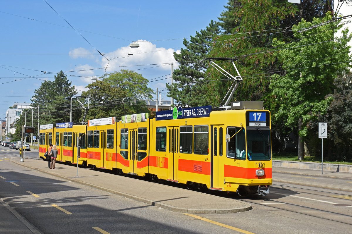 Doppeltraktion, mit dem Be 4/8 240 und dem Be 4/6 230, auf der Linie 17, bedient die Haltestelle CIBA. Die Aufnahme stammt vom 12.07.2018.