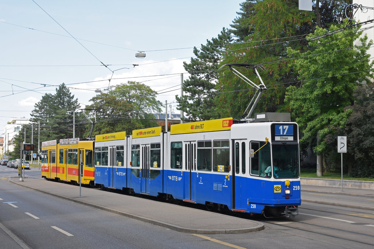 Doppeltraktion, mit dem Be 4/8 259 im BTB Look und dem Be 4/6 262, auf der Linie 17, bedient die Haltestelle CIBA. Die Aufnahme stammt vom 12.07.2018.