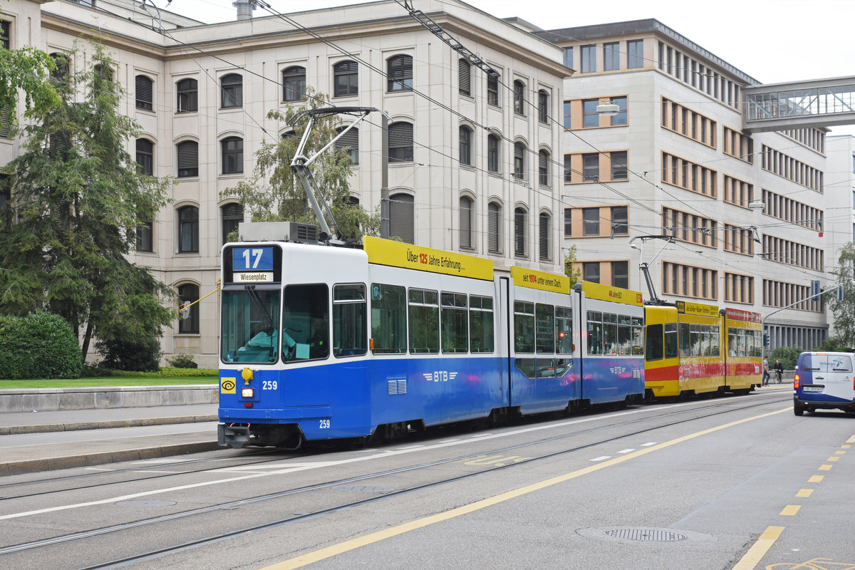 Doppeltraktion, mit dem Be 4/8 259 im BTB Look und dem Be 4/6 201, auf der Linie 17, fährt zur Haltestelle Dreirosenbrücke. Die Aufnahme stammt vom 06.09.2018.