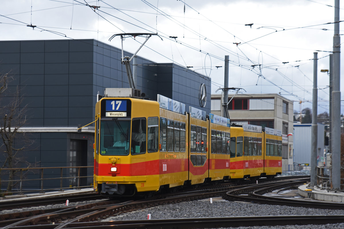 Doppeltraktion, mit dem Be 4/8 236 und dem Be 4/6 230, auf der Linie 17, wendet im Depot Hüslimatt. Die Aufnahme stammt vom 22.12.2018.