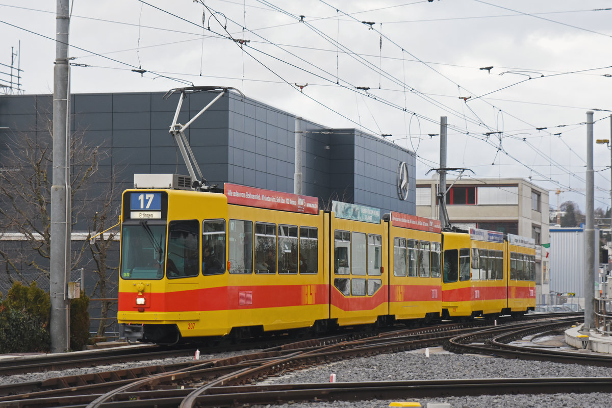 Doppeltraktion, mit dem Be 4/8 207 und dem Be 4/6 229, auf der Linie 17, fährt zur Haltestelle Hüslimatt. Die Aufnahme stammt vom 22.12.2018.
