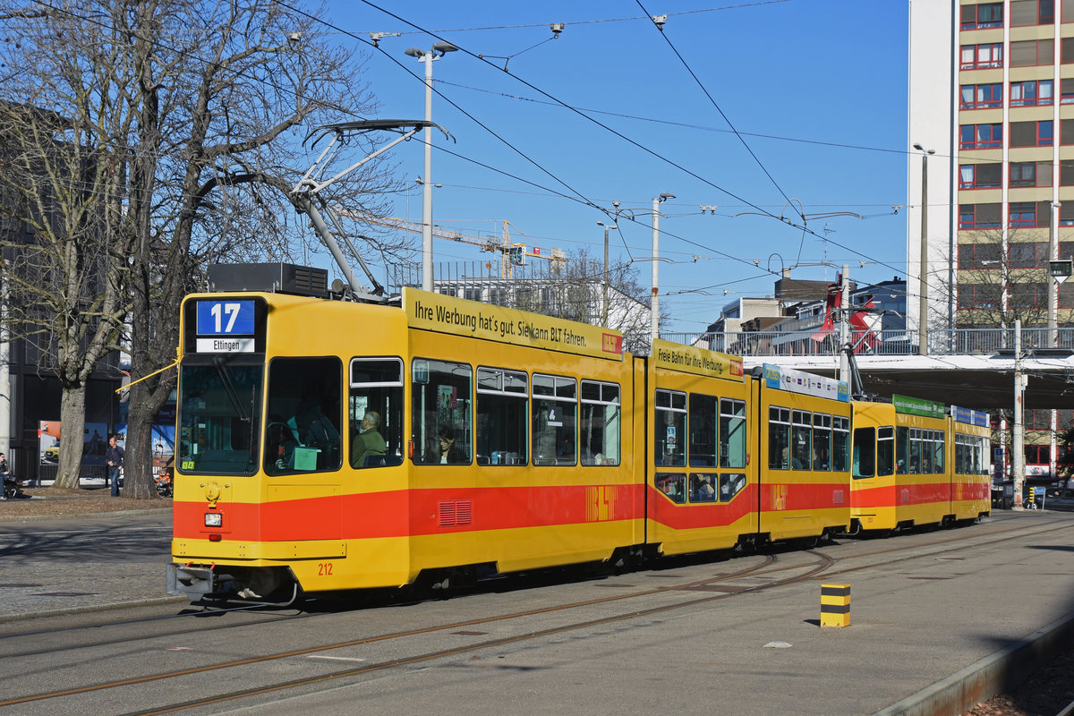 Doppeltraktion, mit dem Be 4/8 212 und dem Be 4/6 203, auf der Linie 17, fährt zur Haltestelle beim ZOO Basel. Die Aufnahme stammt vom 16.02.2019.