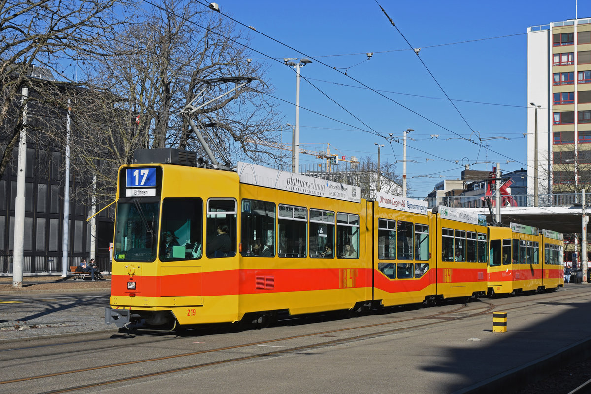 Doppeltraktion, mit dem Be 4/8 219 und dem Be 4/6 266, auf der Linie 17, fährt zur Haltestelle beim ZOO Basel. Die Aufnahme stammt vom 16.02.2019.