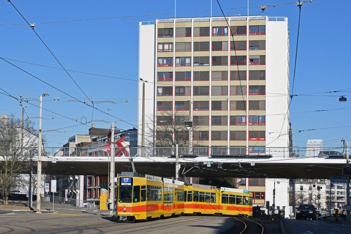 Doppeltraktion, mit dem Be 4/8 235 und dem Be 4/6 227, auf der Linie 17, fährt zur Haltestelle ZOO Basel. Die Aufnahme stammt vom 16.02.2019.