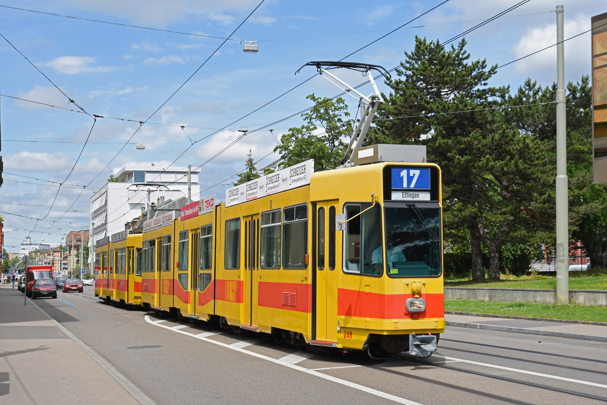 Doppeltraktion, mit dem Be 4/8 248 und dem Be 4/6 208, auf der Linie 17, fährt zur Haltestelle CIBA. Die Aufnahme stammt vom 15.06.2019.