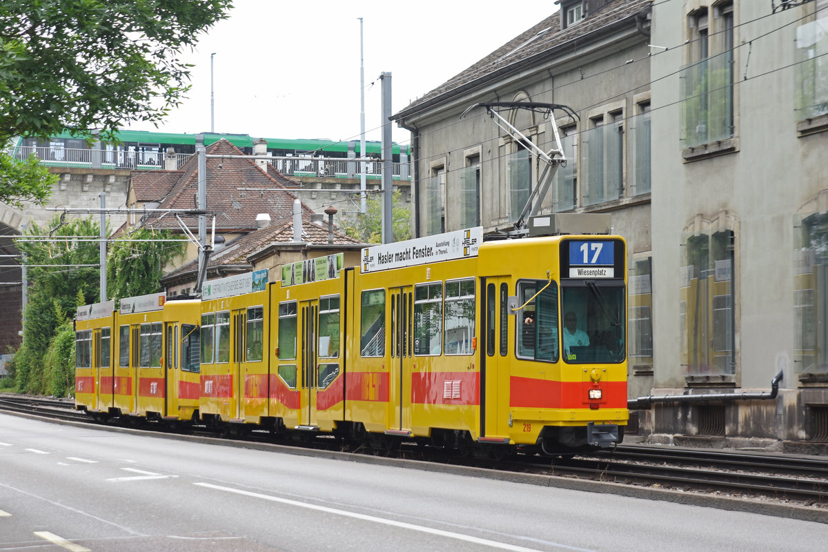 Doppeltraktion, mit dem Be 4/8 219 und dem Be 4/6 213, auf der Linie 17, fährt Richtung Haltestelle Heuwaage. Die Aufnahme stammt vom 15.06.2019.