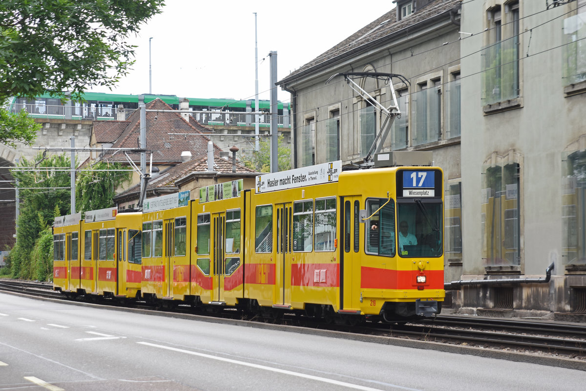 Doppeltraktion, mit dem Be 4/8 219 und dem Be 4/6 213, auf der Linie 17, fährt Richtung Haltestelle Heuwaage. Die Aufnahme stammt vom 15.06.2019.